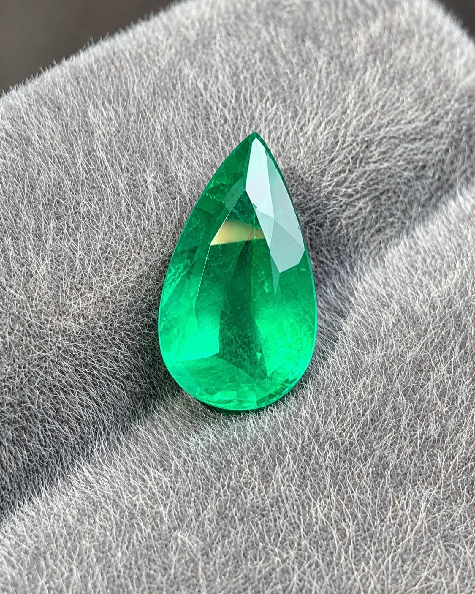 Elongated Natural Emerald pear showing its pointed tip and rounded base | SARATTI
