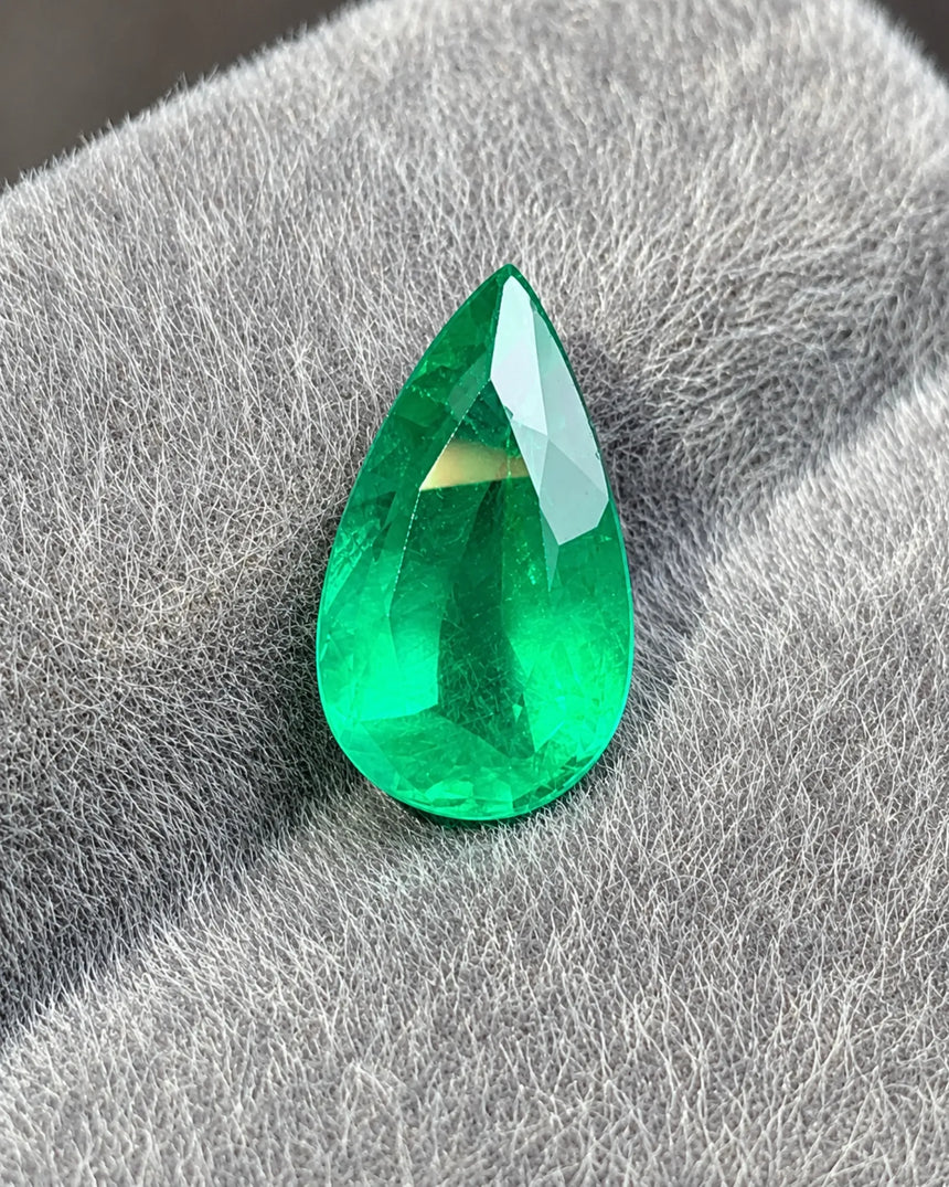Elongated Natural Emerald pear showing its pointed tip and rounded base | SARATTI