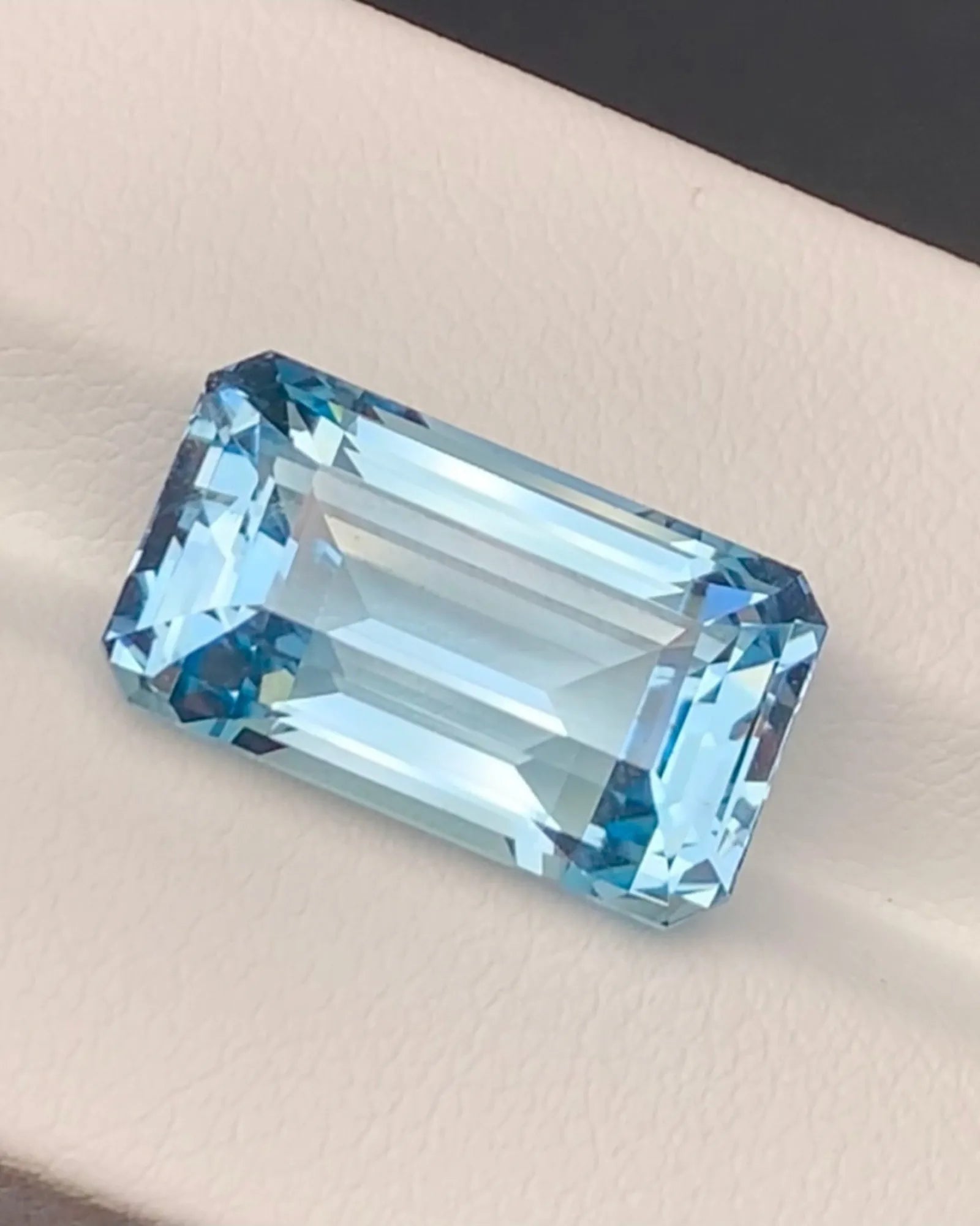 Elongated octagonal Aquamarine with clipped corners | SARATTI