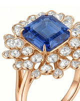 Emerald-cut royal blue sapphire ring framed by brilliant diamonds in 18K rose gold | SARATTI
