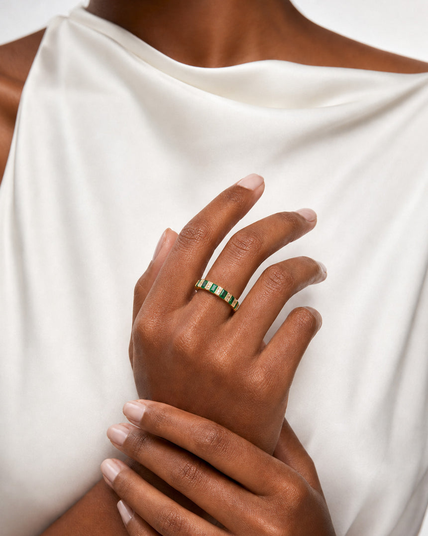 Emerald and diamond anniversary band in 18K Yellow Gold | SARATTI