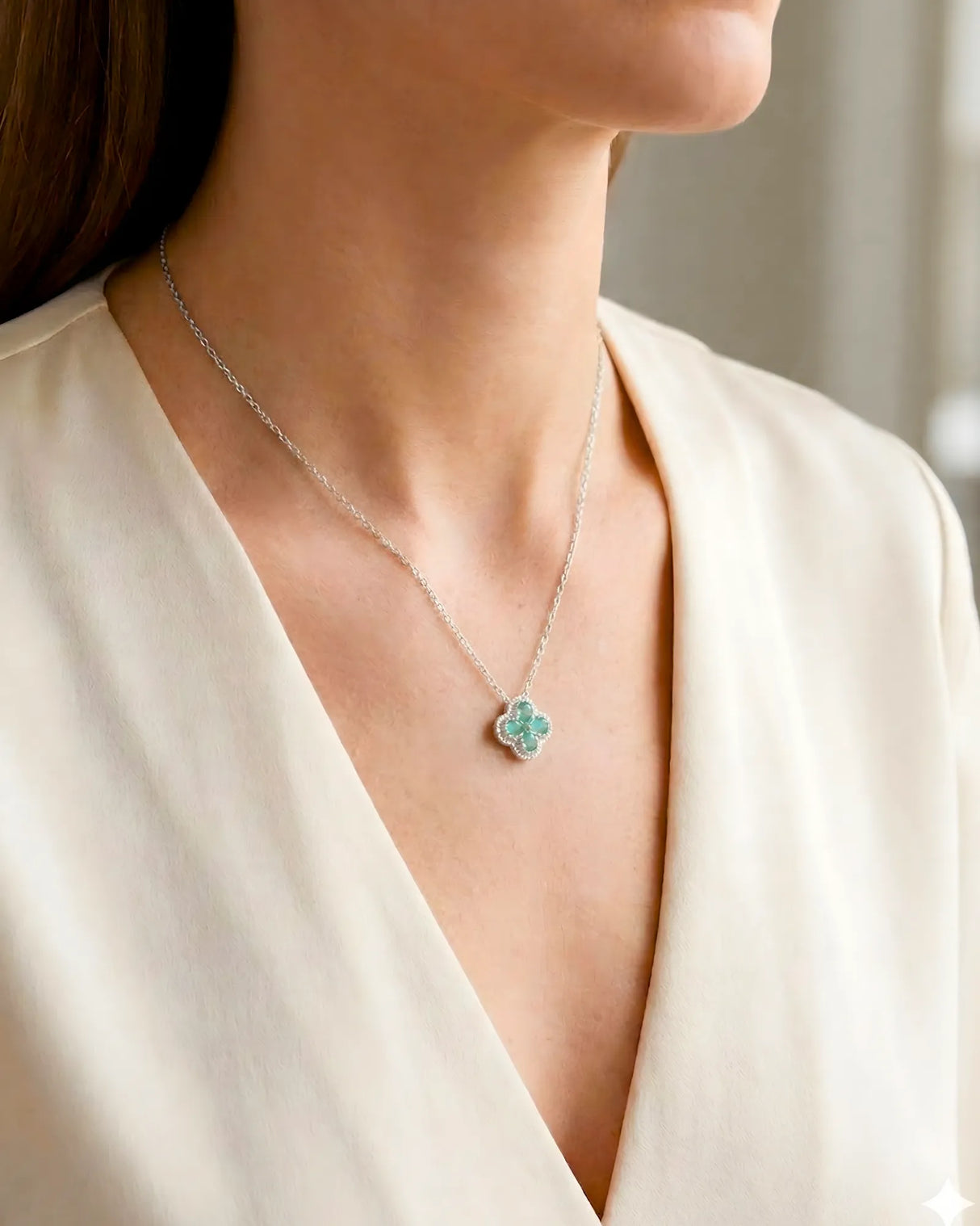 Emerald clover pendant necklace pear cut natural emerald diamond detail necklace rose gold elegant jewelry | SARATTI