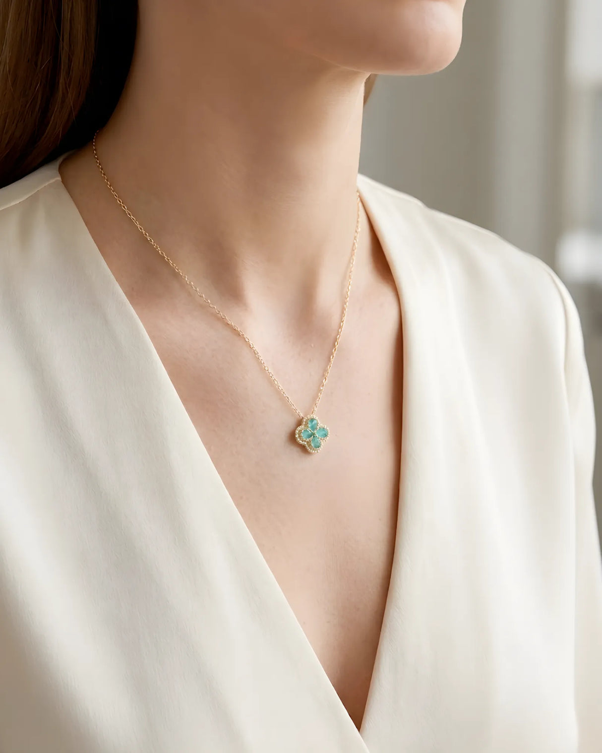 Emerald clover pendant necklace pear cut natural emerald diamond detail necklace yellow gold elegant jewelry | SARATTI