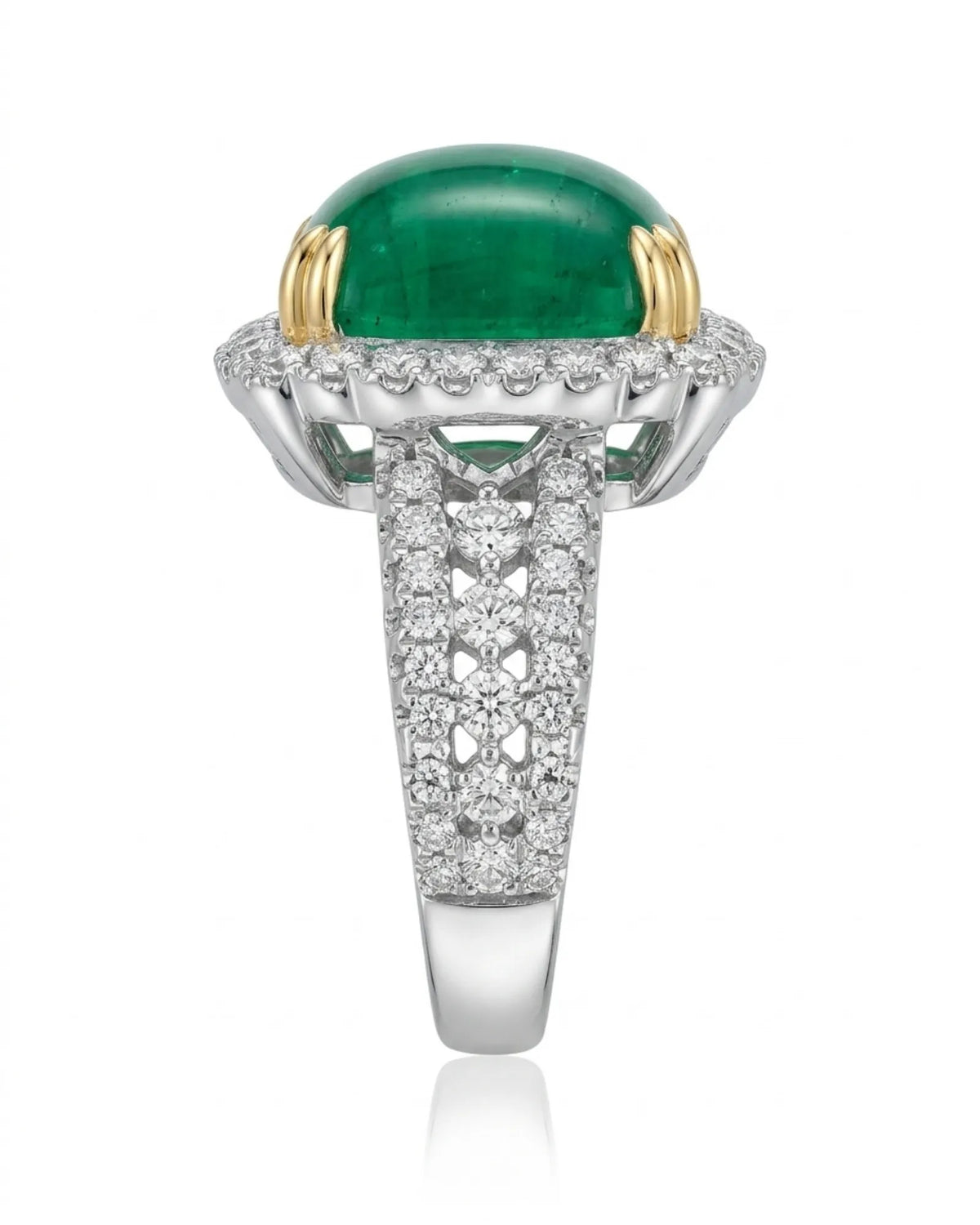 Emerald diamond statement ring in 18K gold for special occasions and refined jewellery styling | SARATTI