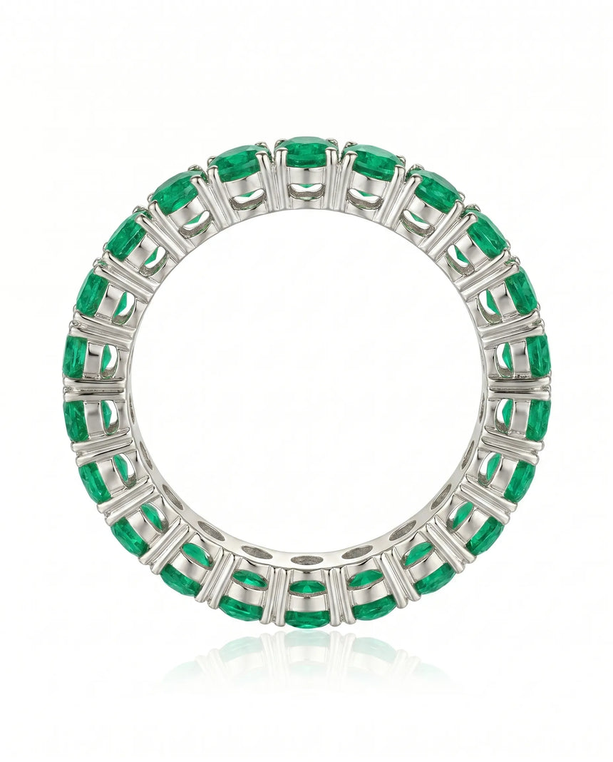Emerald eternity ring in platinum | SARATTI
