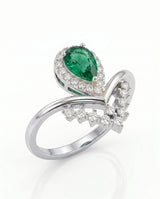 Emerald halo promise ring in platinum | SARATTI
