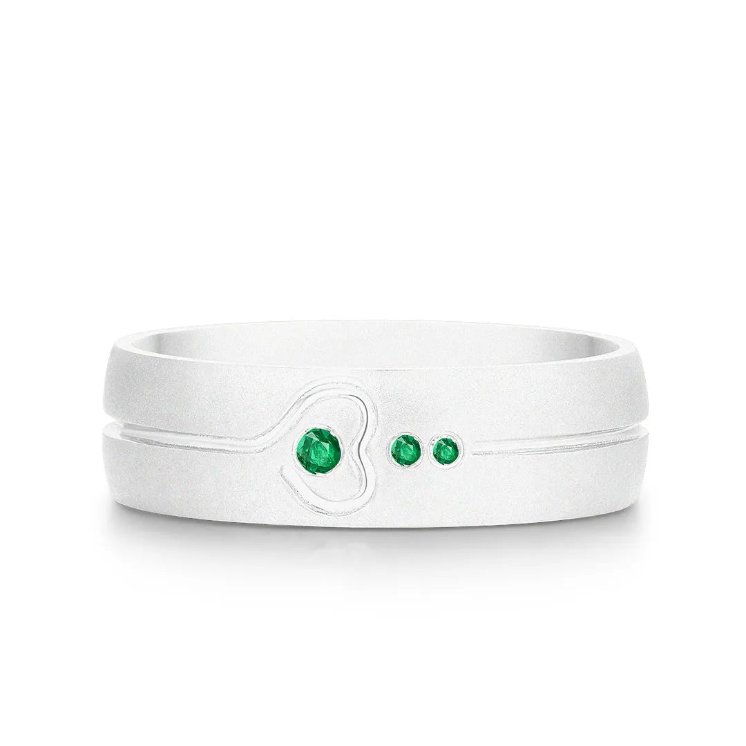 Emerald heart bezel band ring in platinum | SARATTI
