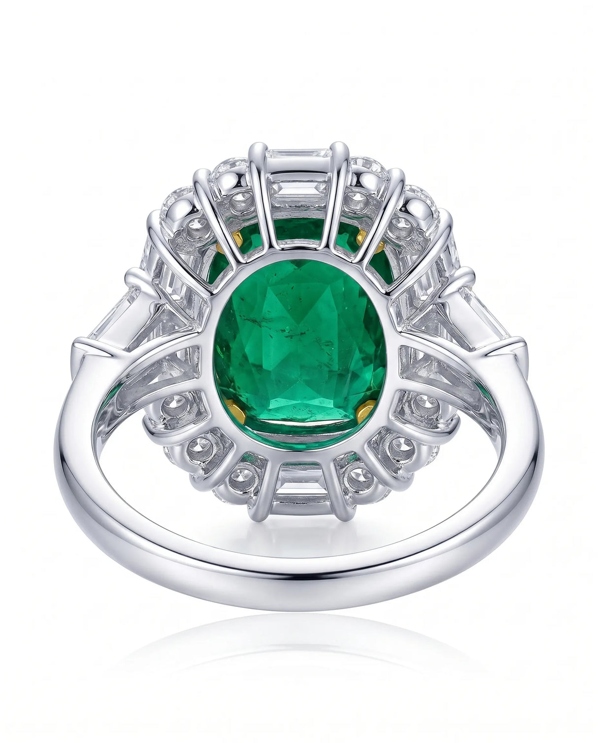 Emerald ring with baguette and round diamonds in platinum | SARATTI
