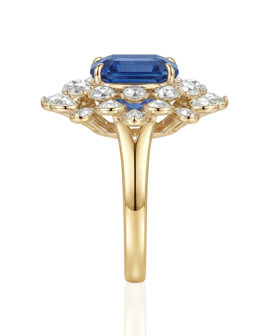 Floral halo sapphire ring with round and pear diamonds in warm 18K yellow gold | SARATTI