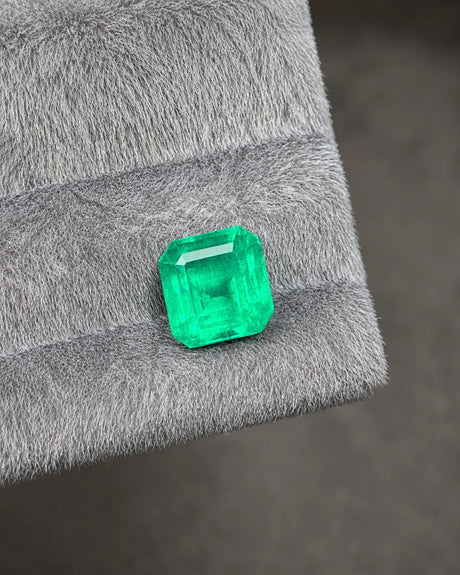GUILD-certified Natural Emerald octagonal loose gemstone at an alternate angle | SARATTI