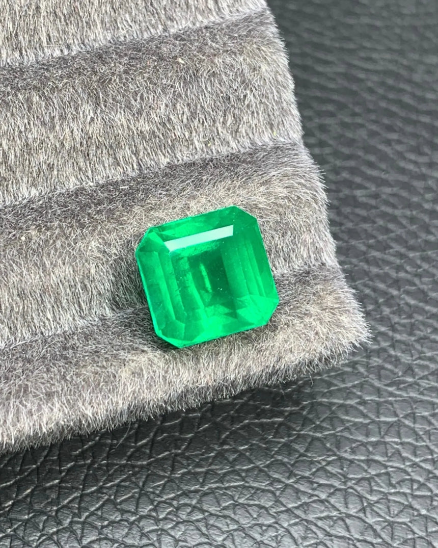  GUILD-certified Natural Emerald octagonal loose gemstone at an alternate angle | SARATTI