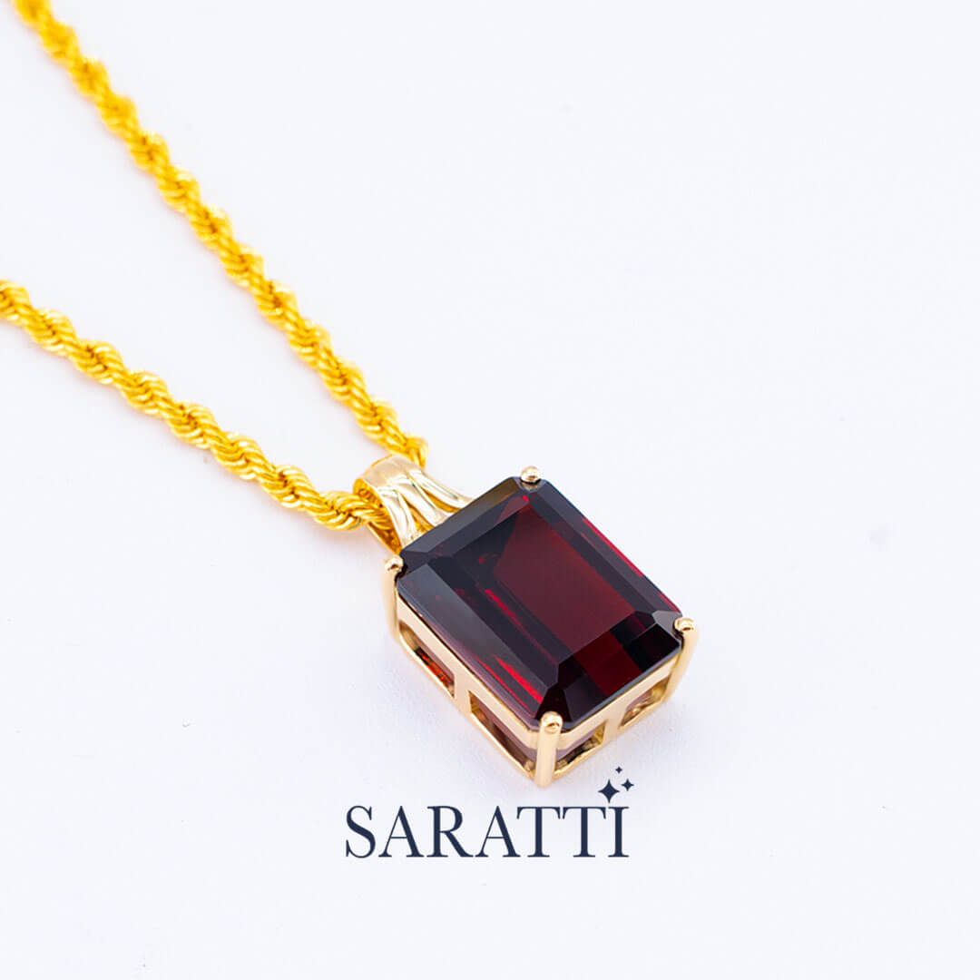 The Wire Motif of the Chain of the  Front Shot Crimson Knight Garnet Necklace in Gold | Saratti 