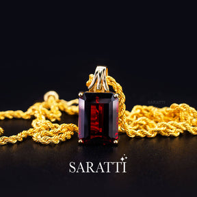 The Garnet in perspective - Crimson Knight Garnet Necklace in Gold | Saratti 