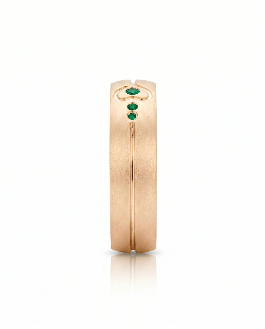 Natural emerald band ring in 18K rose gold | SARATTI
