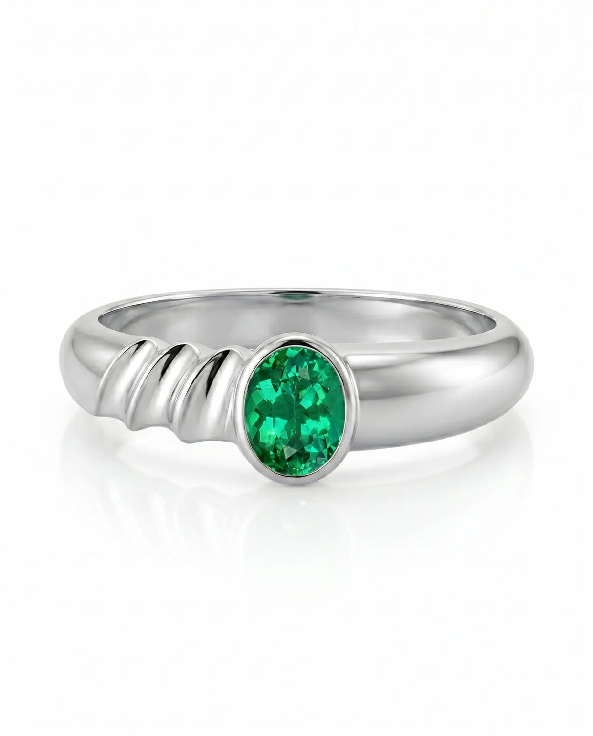 Oval natural emerald sculpted ring in 18K white gold | SARATTI
