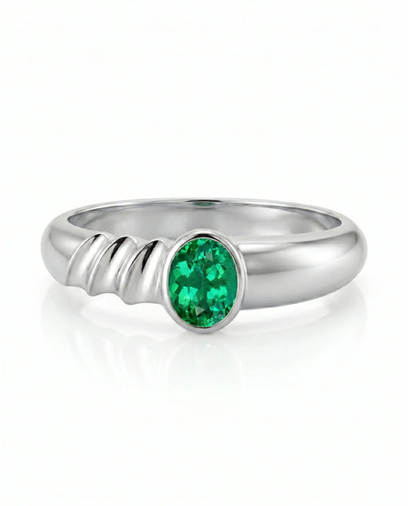 Oval natural emerald sculpted ring in 18K white gold | SARATTI
