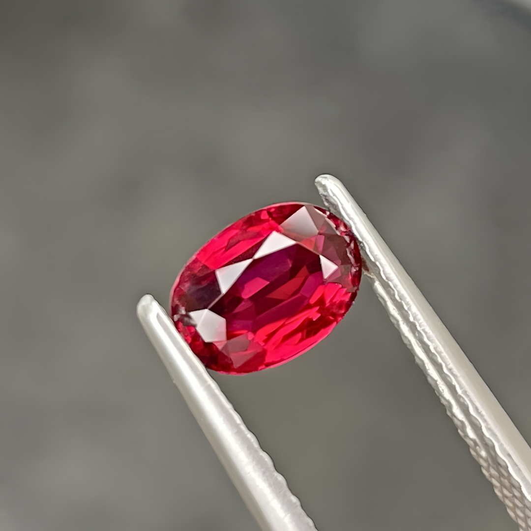 1.07 carats Oval Cut Pigeon Blood Red Ruby Gemstone - GUILD Certified | Unheated