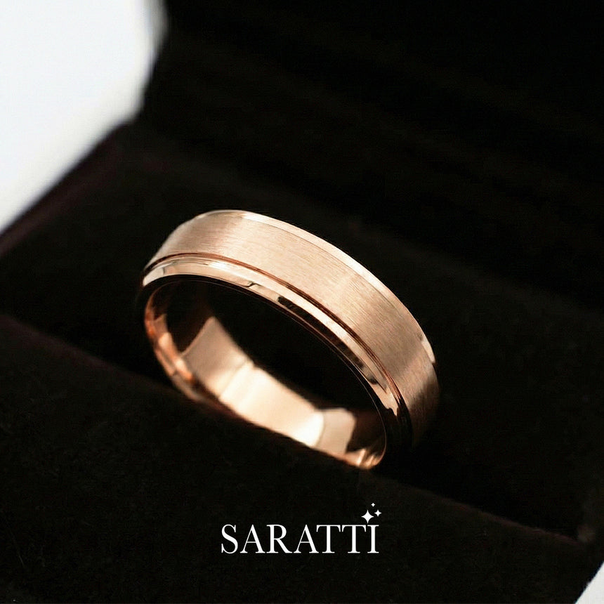 Mens comfort fit wedding band polished exterior design detail in 18K rose gold | SARATTI