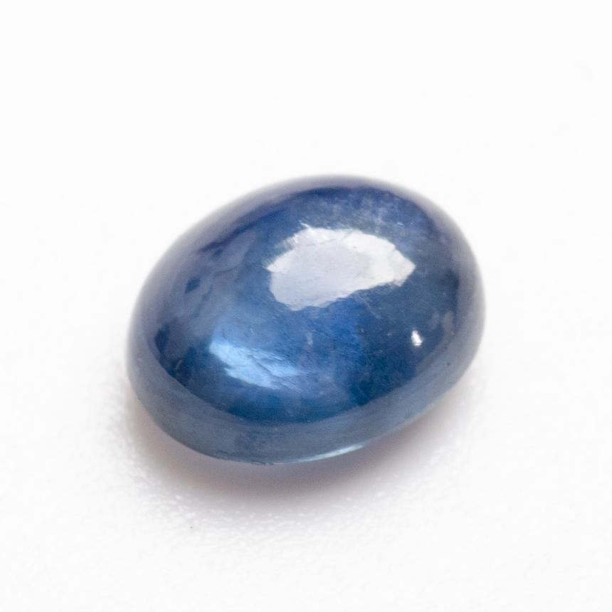 Genuine natural oval cabochon sapphire with velvety glow and smooth dome | SARATTI