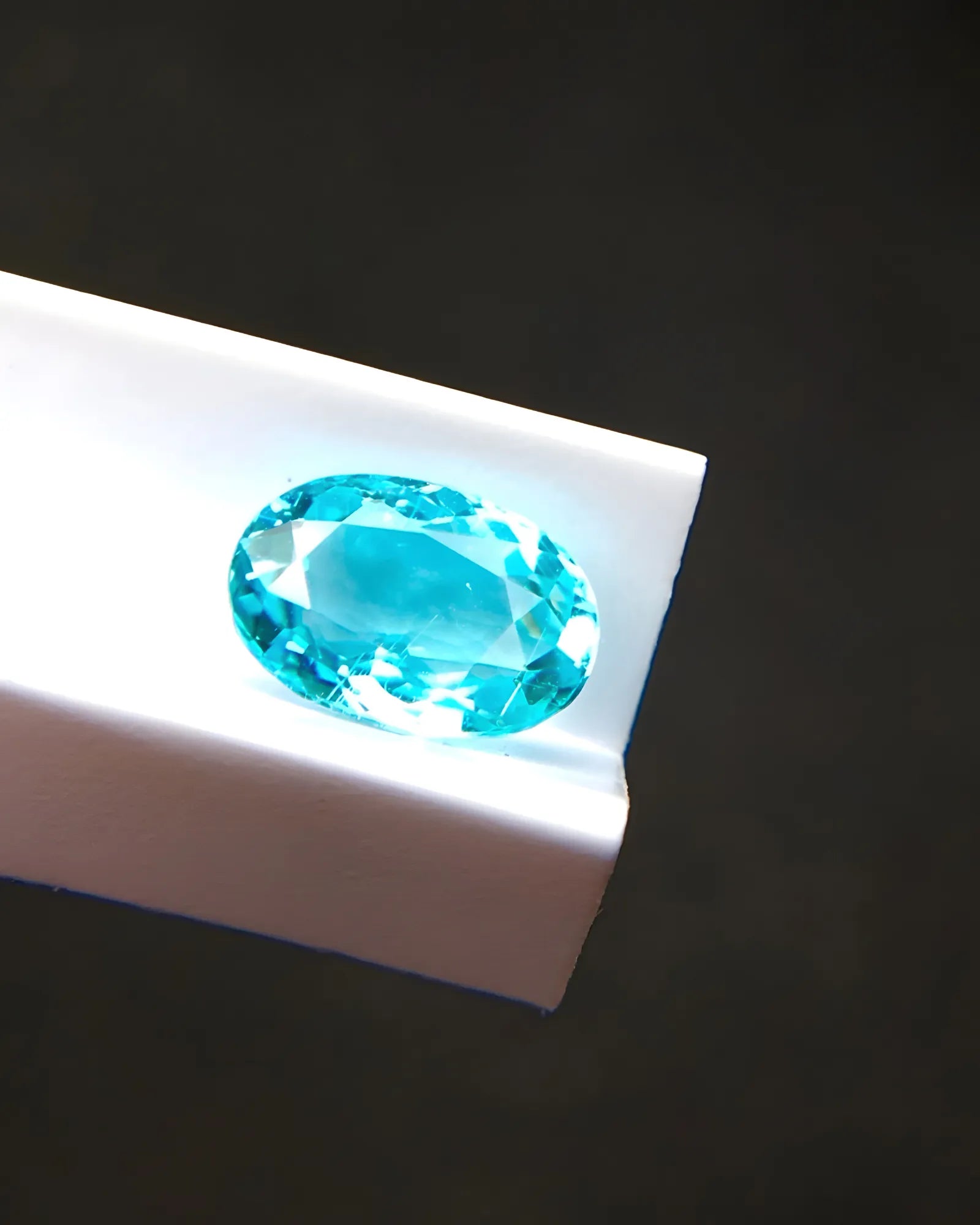 Certified Paraiba tourmaline gemstone 0.75 carat close-up - SARATTI