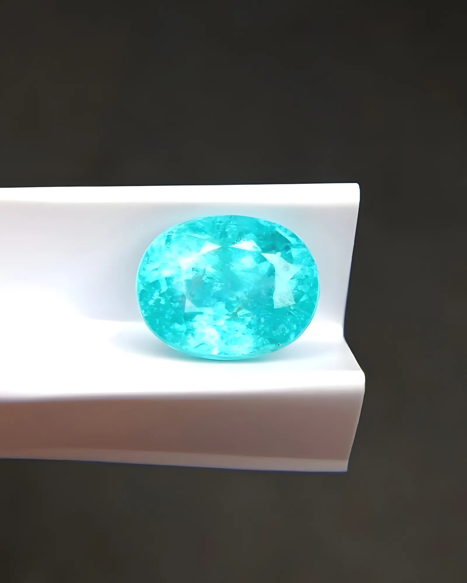 Certified Paraiba tourmaline gemstone 3.00 carat close-up - SARATTI
