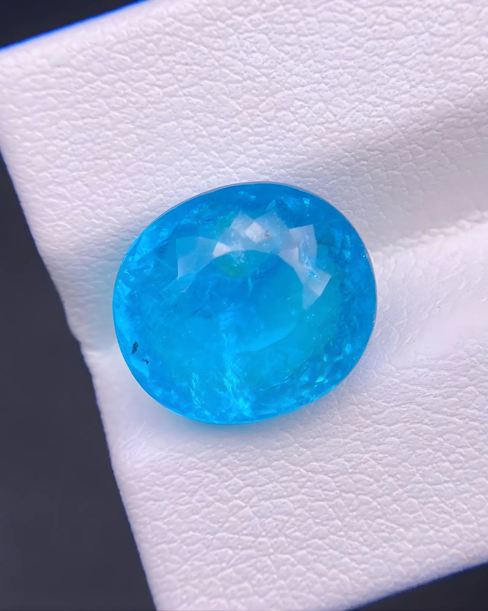 Guild certified Paraiba tourmaline gemstone 6.02 carat close-up - SARATTI
