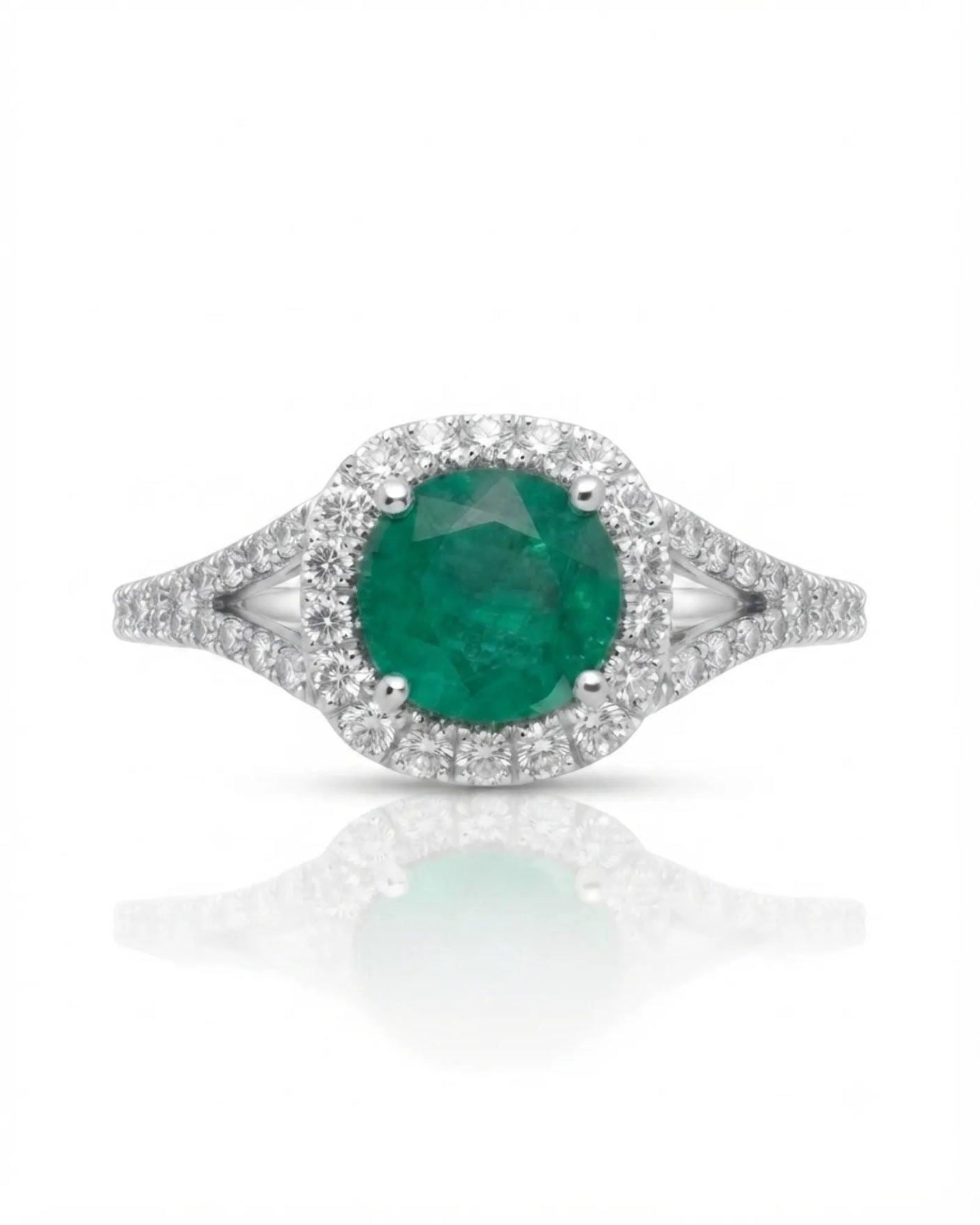 Green emerald ring framed by a brilliant moissanite halo in polished platinum | SARATTI.