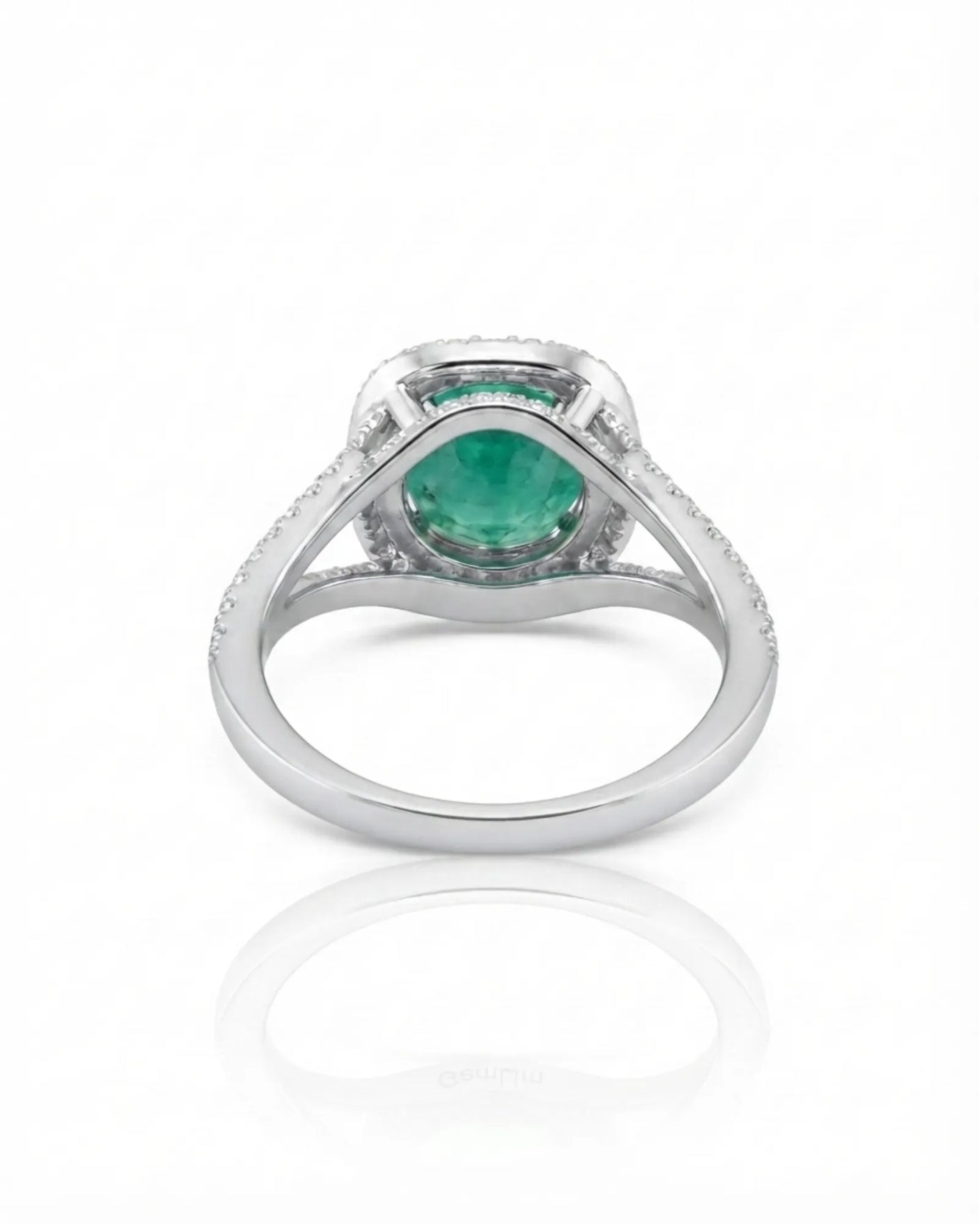 Green emerald ring framed by a brilliant moissanite halo in polished platinum | SARATTI