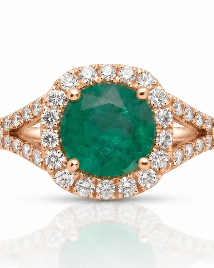 Green emerald ring framed by a brilliant moissanite halo in polished rose gold | SARATTI
