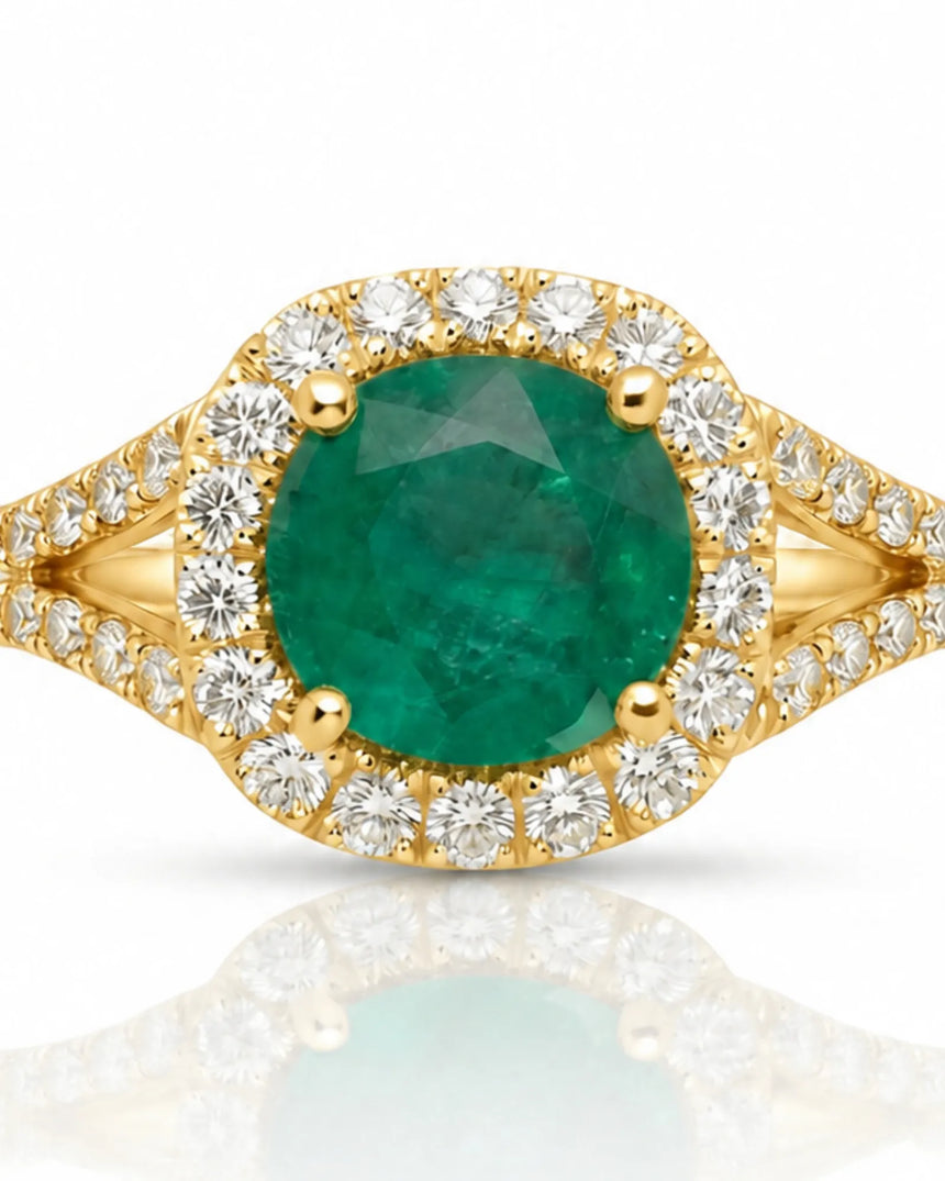Green emerald ring framed by a brilliant moissanite halo in polished yellow gold | SARATTI.