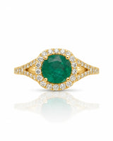 Green emerald ring framed by a brilliant moissanite halo in polished yellow gold | SARATTI