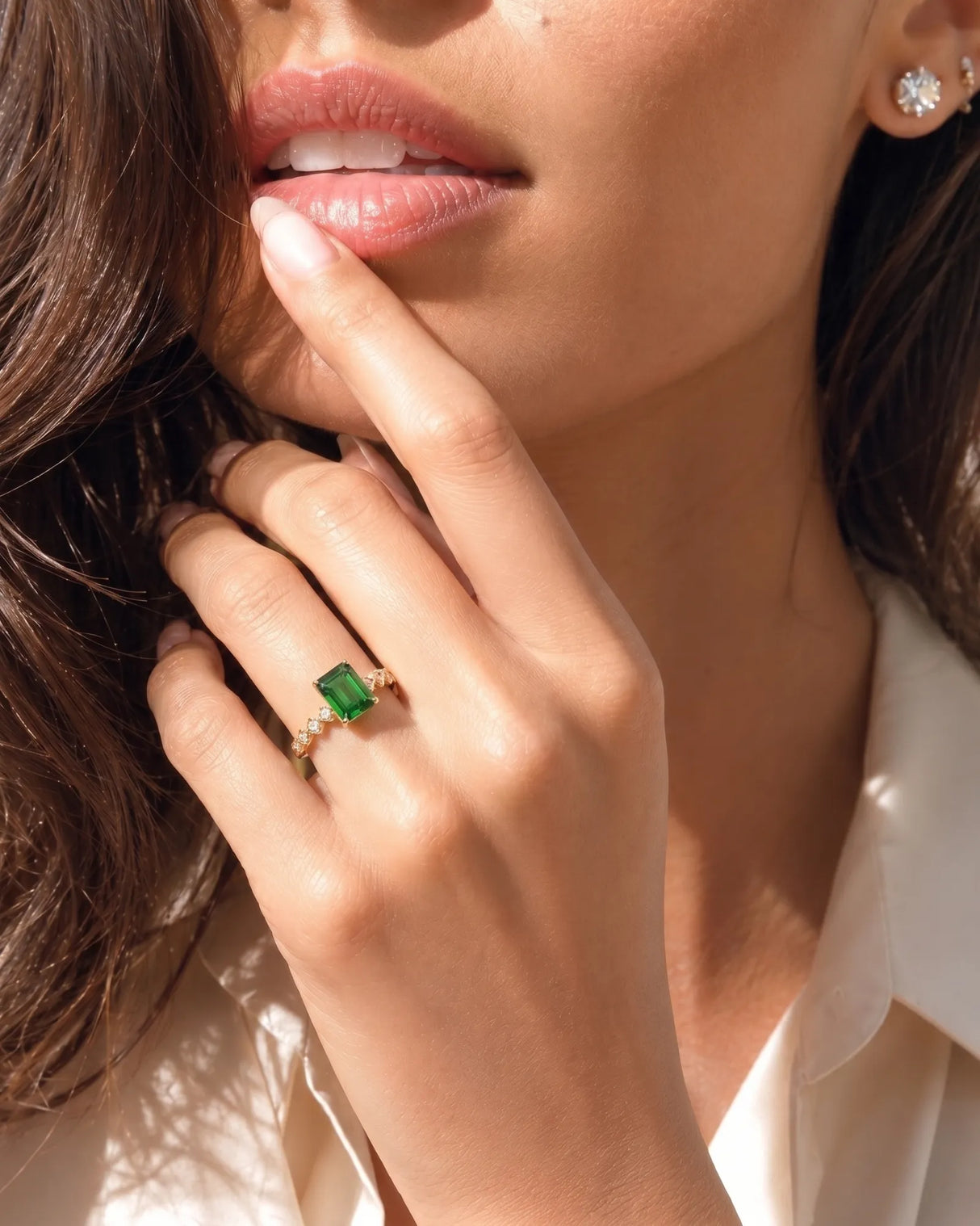Green tourmaline ring with six diamond accents and architectural shoulder details in yellow gold | SARATTI