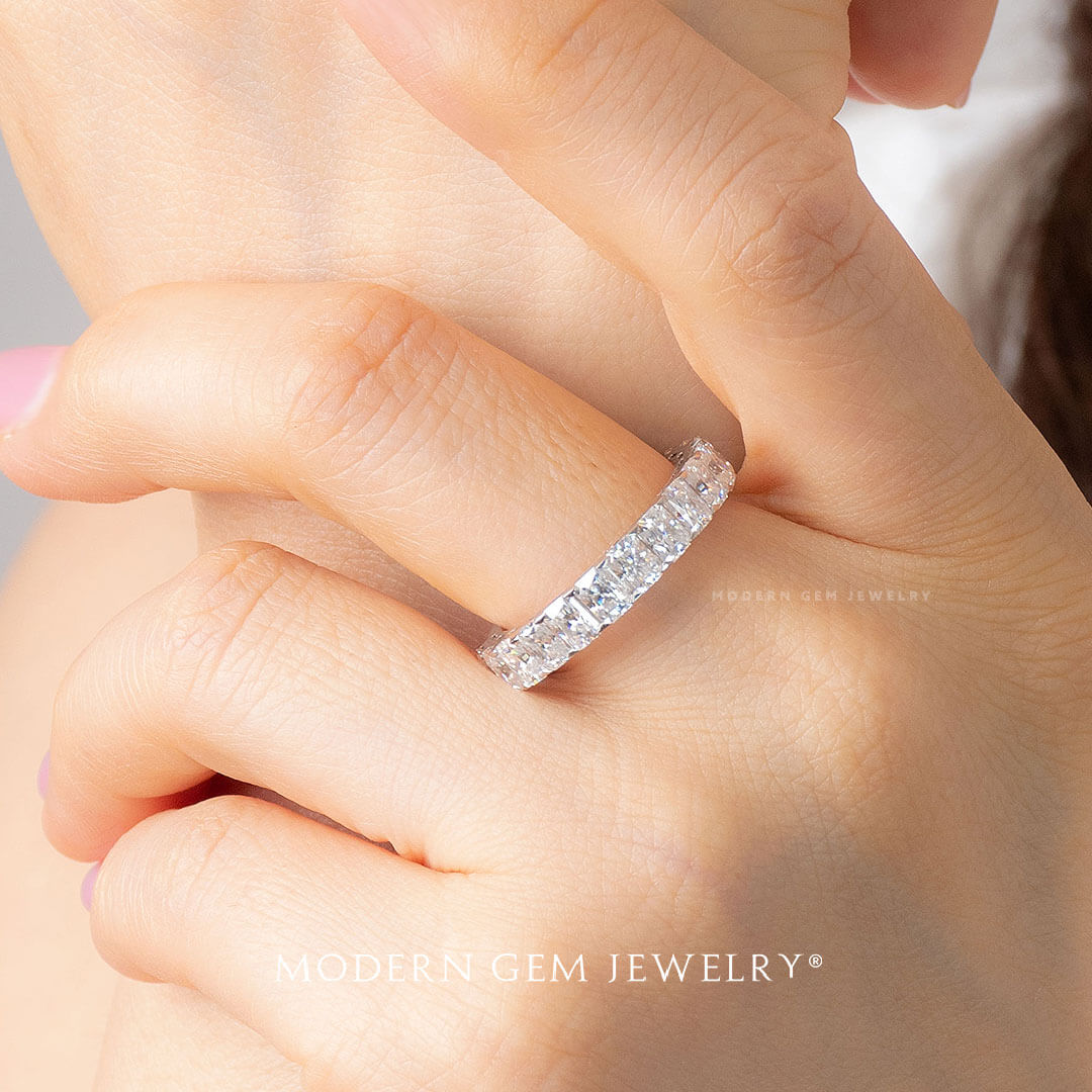 Elegant Platinum Wedding Band on Female Finger | Modern Gem Jewelry | Saratti 