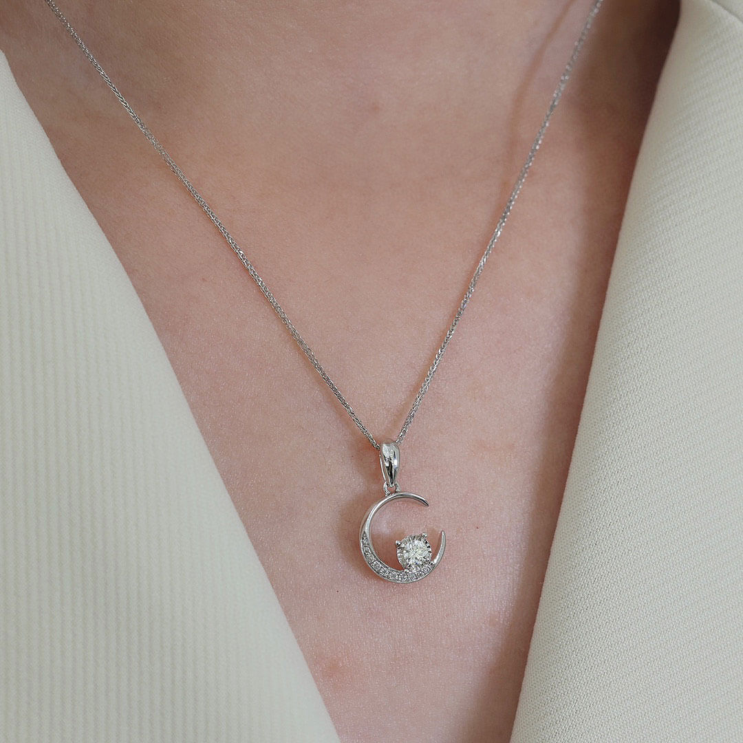 Half Moon Chain Necklace in White Gold | Saratti