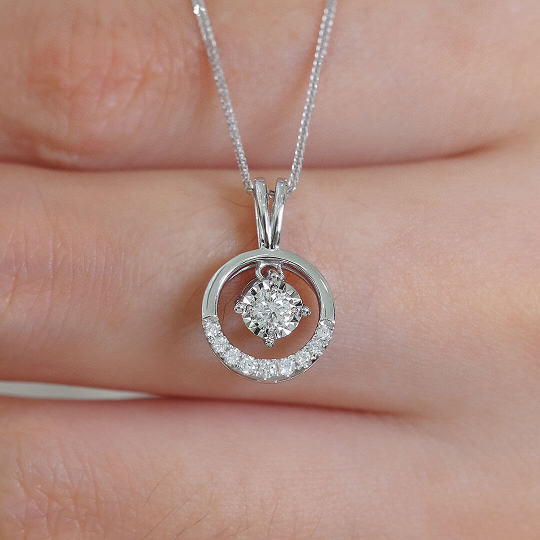 Close up shot of the diamond halo of the Aura di Diamante Diamond Necklace  | Saratti