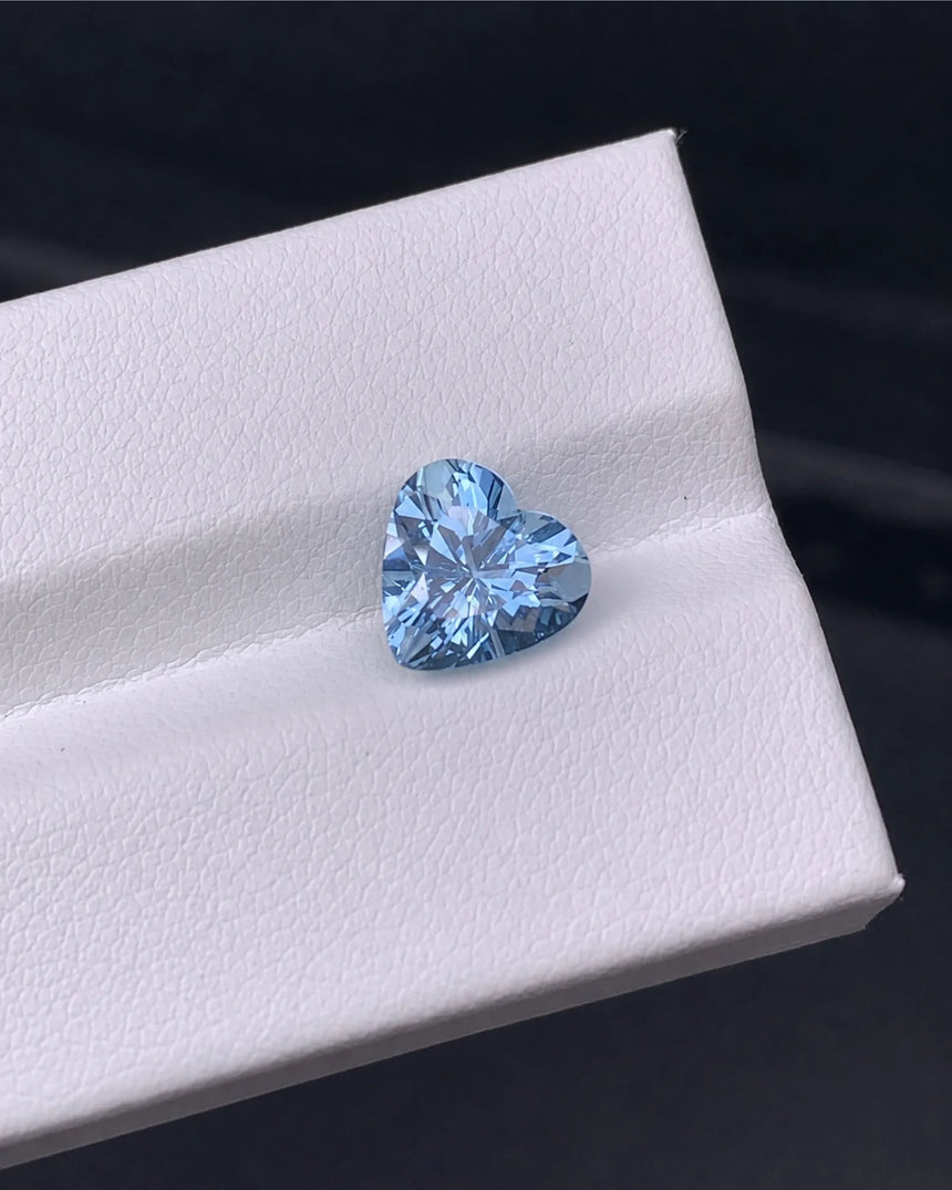 Heart Aquamarine with defined cleft and pointed base | SARATTI