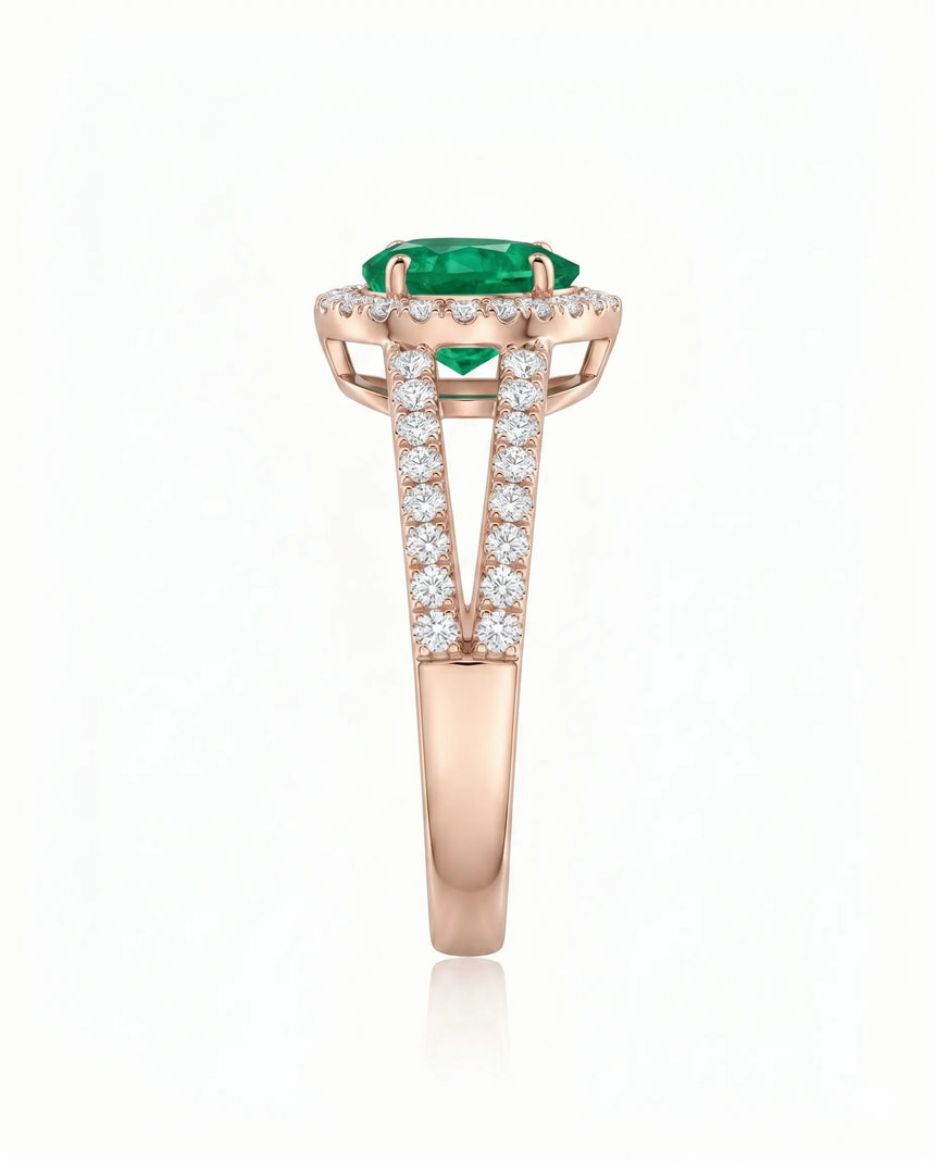 Heart halo emerald split shank ring in 18K rose gold | SARATTI

