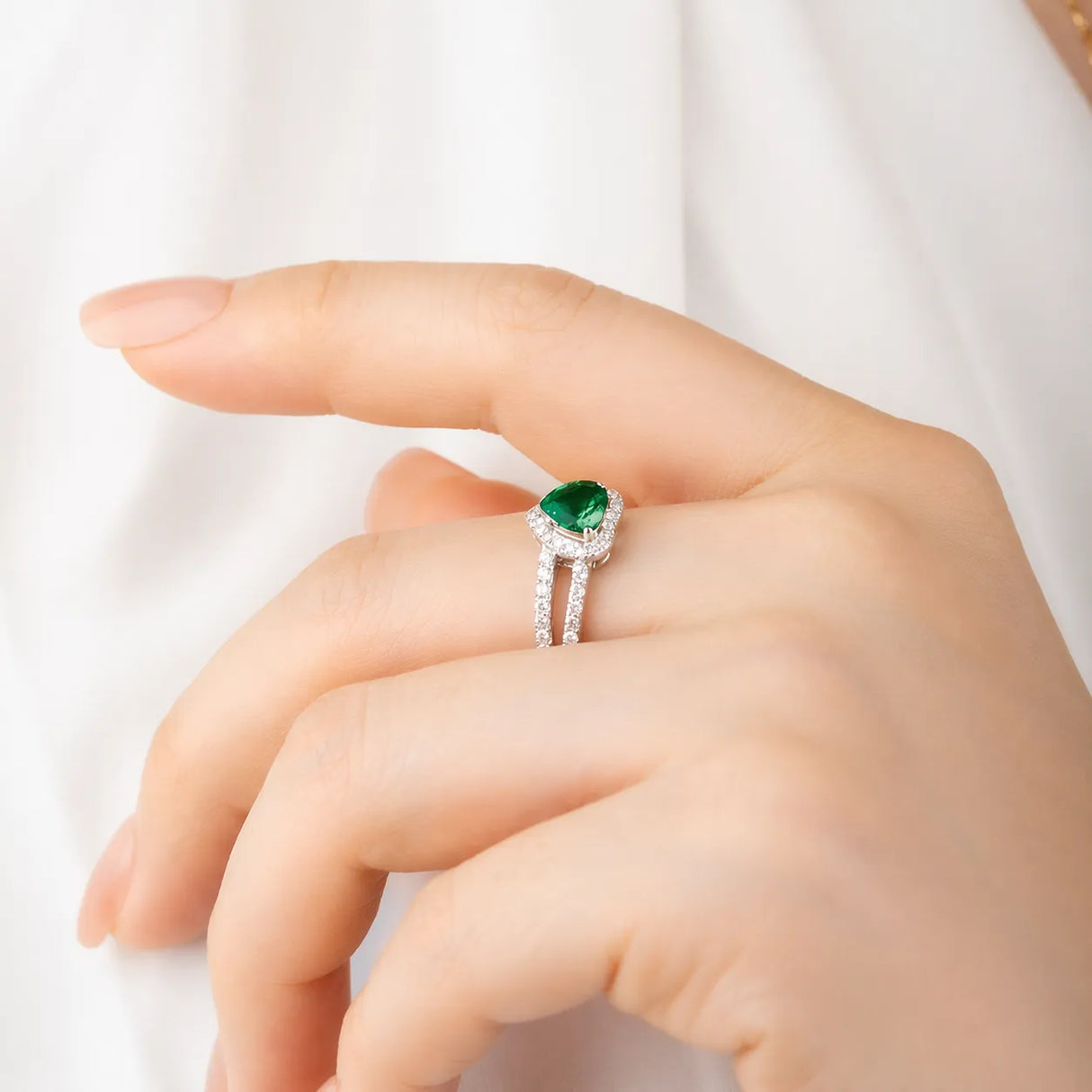 Heart halo emerald split shank ring in 18K white gold | SARATTI
