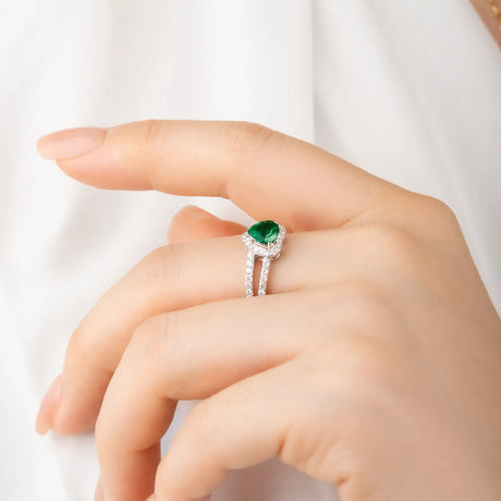 Heart halo emerald split shank ring in 18K white gold | SARATTI
