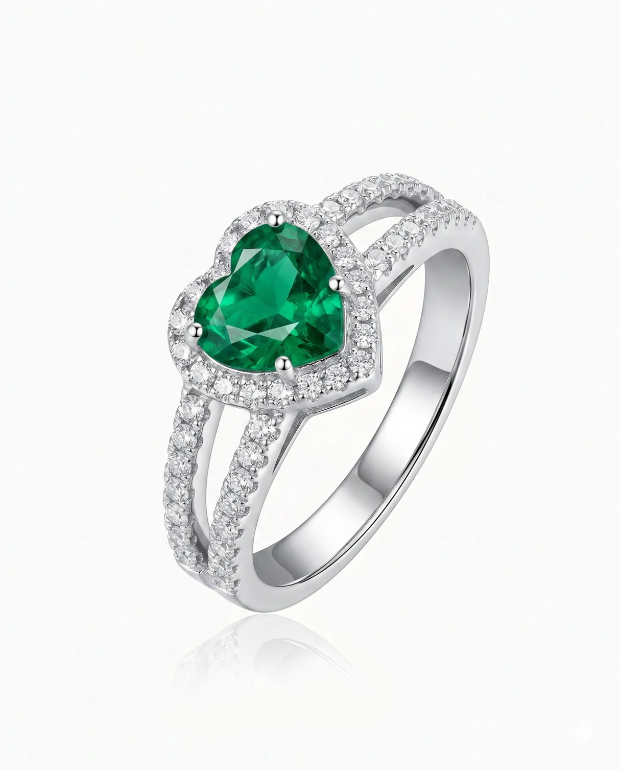 Heart halo emerald split shank ring in platinum | SARATTI
