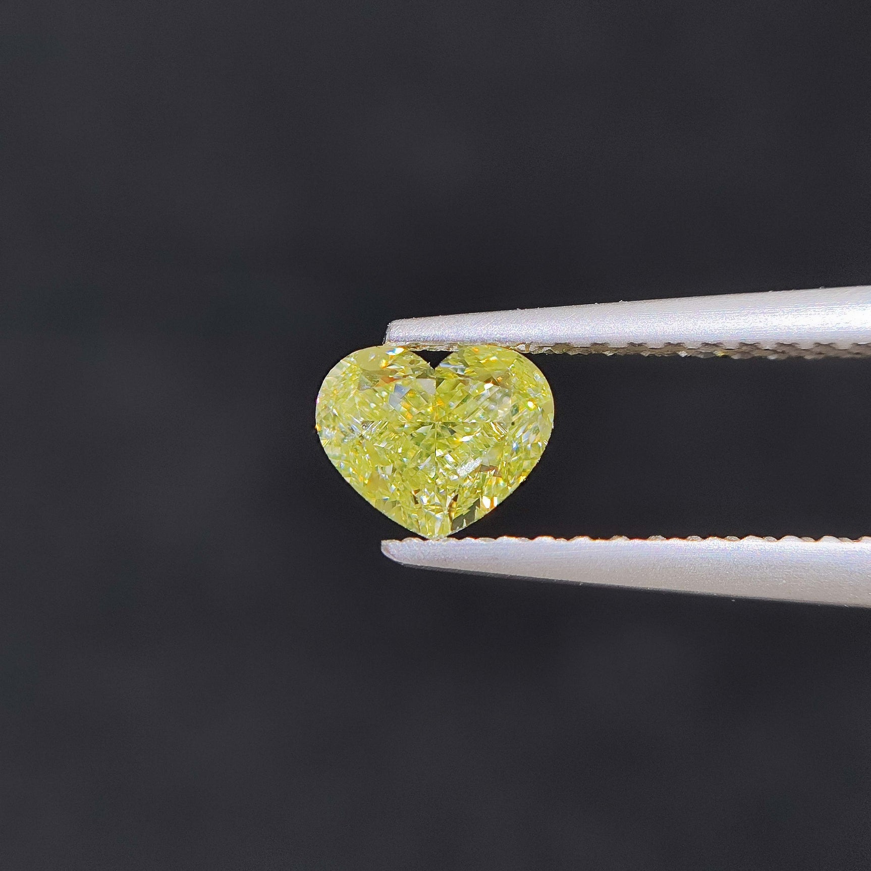 Heart shaped yellow diamond 1.518 carat brilliant cut | SARATTI