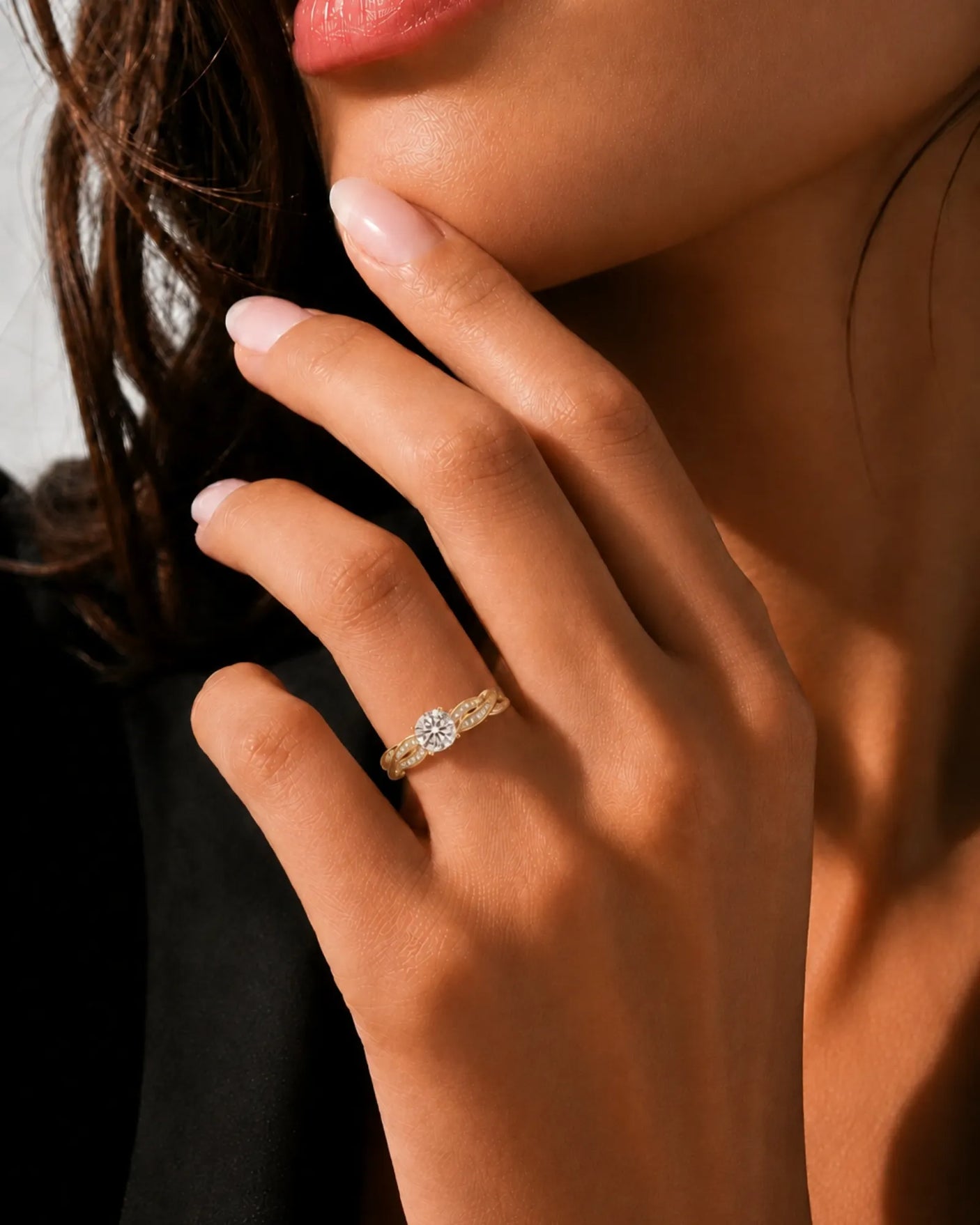 Intertwined moissanite ring with flowing pavé bands and round center stone in 18K yellow gold | SARATTI