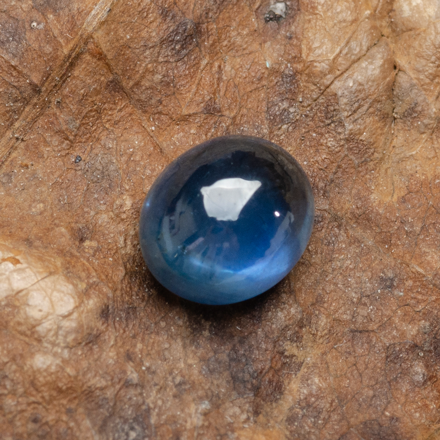 Loose oval cabochon sapphire ready for bespoke jewelry design | SARATTI