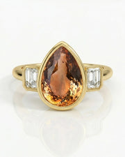 Lucent Frame 18K yellow gold setting with framed emerald-cut diamonds | SARATTI