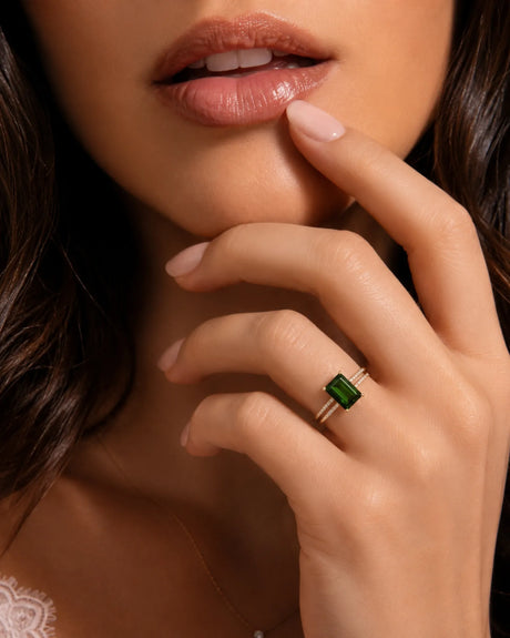 Luxora Green II tourmaline ring with diamond split shank in 18K yellow gold | SARATTI