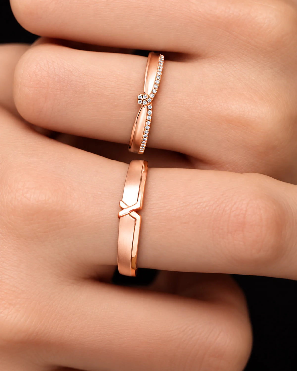 Luxury X and Ribbon wedding ring set with contemporary elegance in polished 18K rose gold | SARATTI