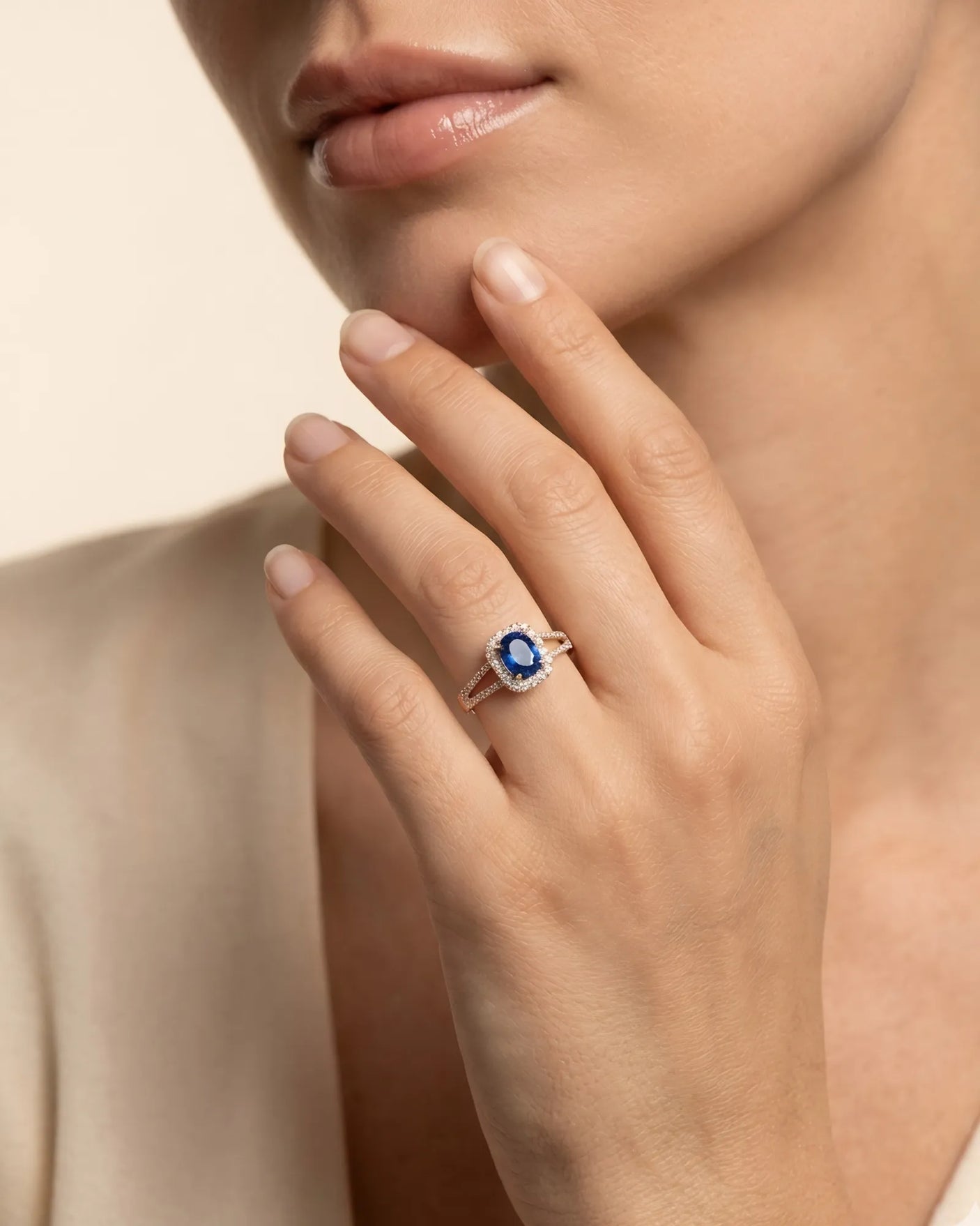 Luxury blue sapphire diamond ring with romantic split shank design in 18K rose gold | SARATTI