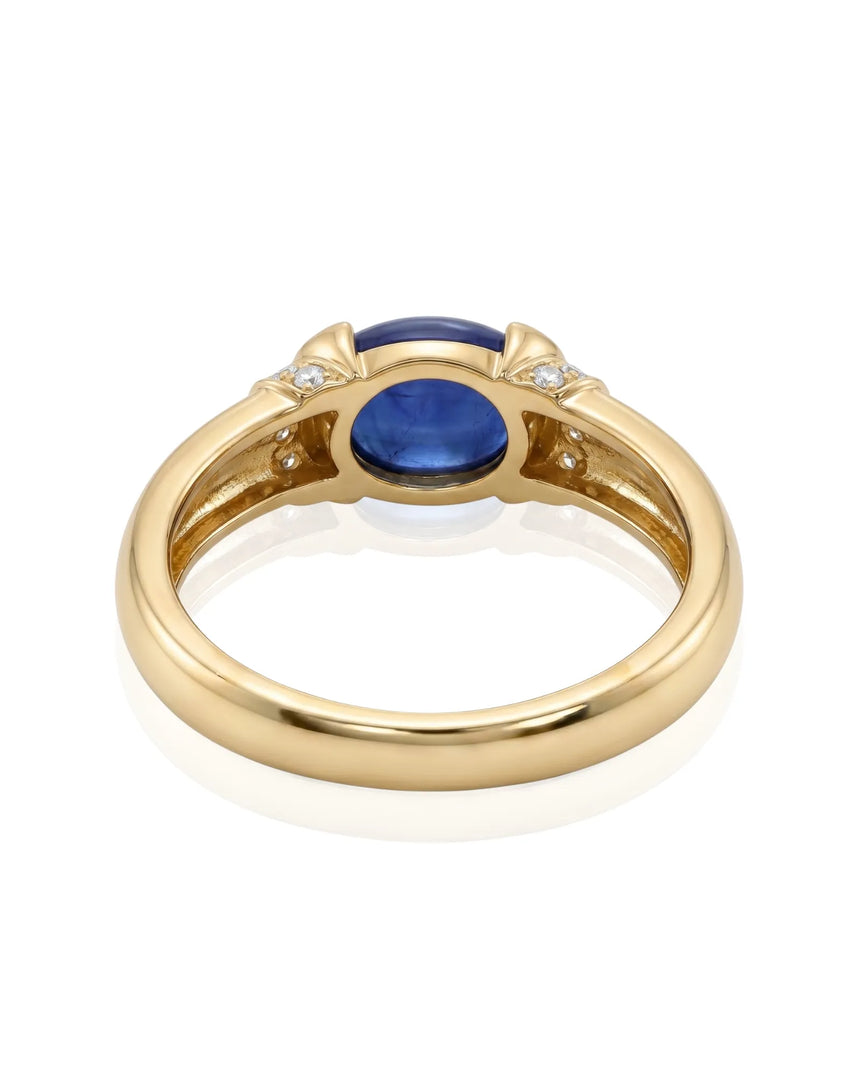 Luxury blue sapphire diamond ring with warm modern gold design in 18K yellow gold | SARATTI