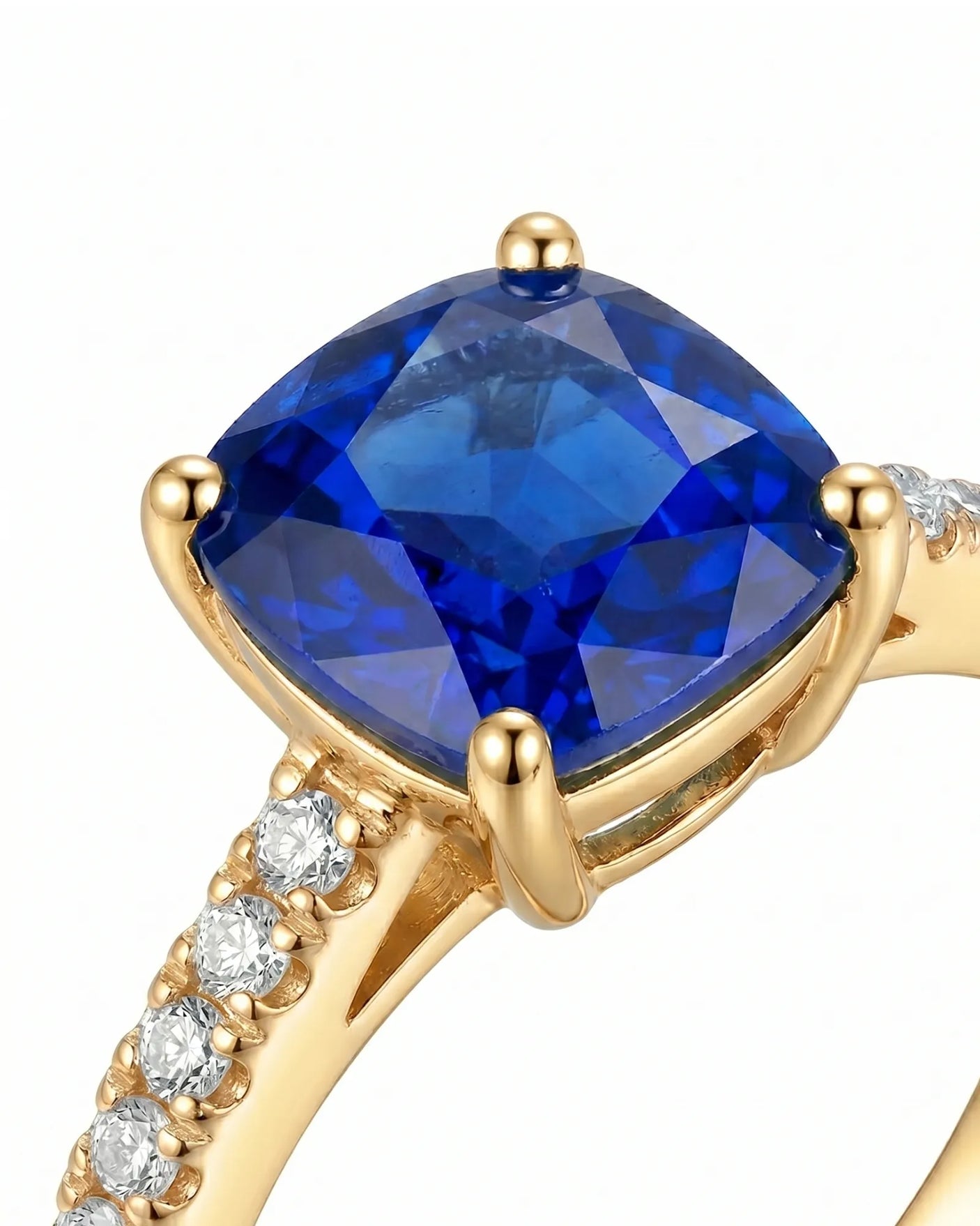 Luxury blue sapphire diamond ring with warm refined design in 18K yellow gold - SARATTI