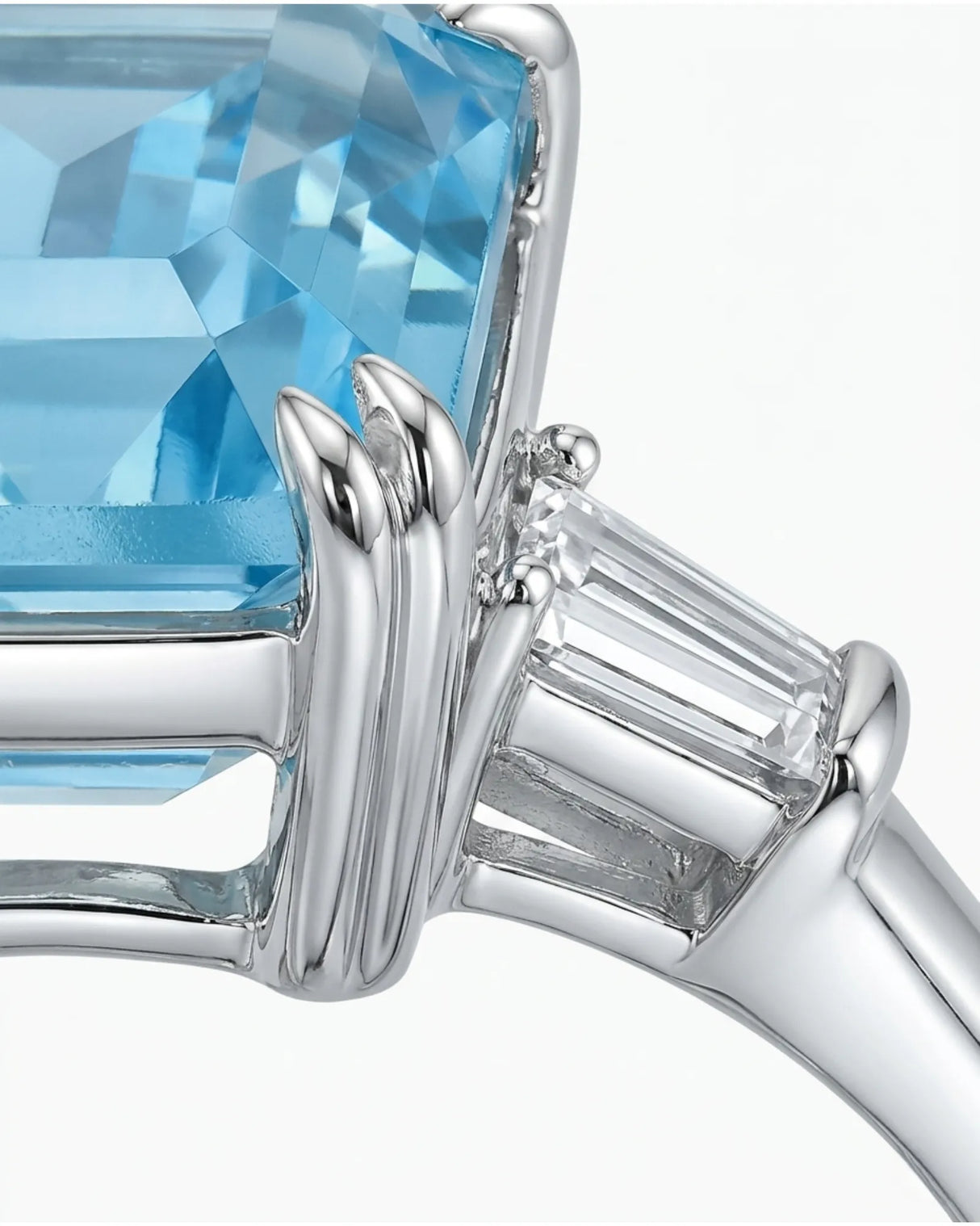Équilibre emerald-cut Aquamarine baguette three-stone ring setting in white gold, top view | SARATTI